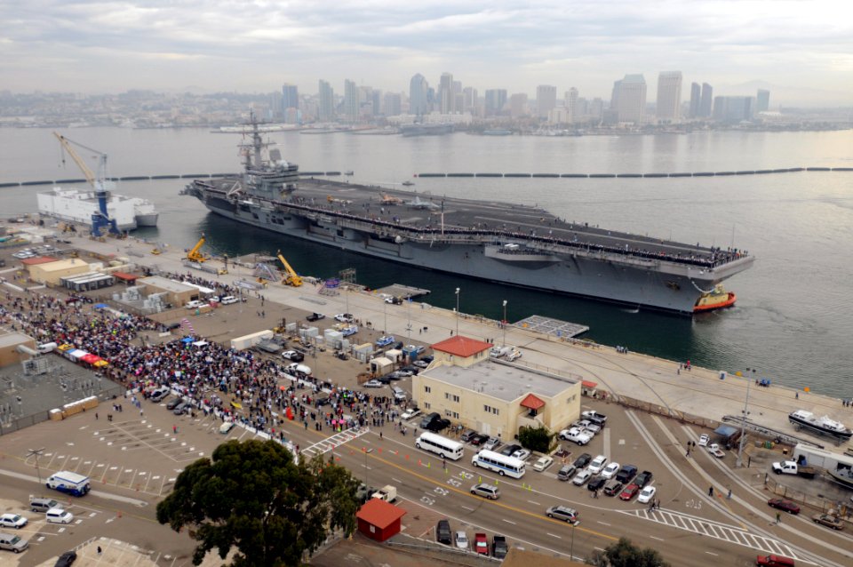 US Navy 081125-N-5961C-312 The Nimitz-class aircraft carrier USS Ronald Reagan (CVN 76) returns to her homeport of San Diego after a six-month deployment