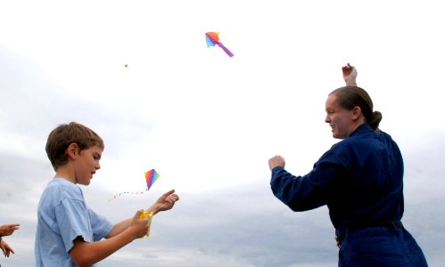 US Navy 081122-N-4005H-034 Machinist's Mate 2nd Class Kathryn Cook helps a tiger fly a kite during a steel beach picnic held on the flight deck aboard the Nimitz-class aircraft carrier USS Ronald Reagan (CVN 76)