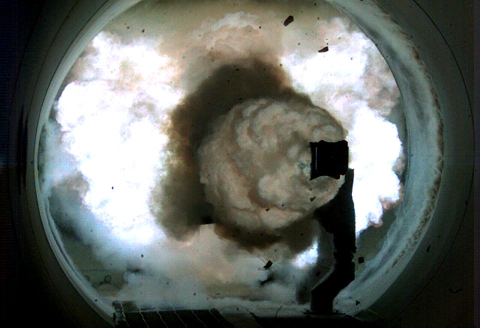 US Navy 101210-N-0000X-001 High-speed camera image of the Office of Naval Research Electromagnetic Railgun