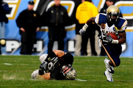 US Navy 081206-N-6266K-956 U.S. Naval Academy slot back Shun White (^26) runs for a touchdown during the 109th Army-Navy college football game at Lincoln Financial Field in Philadelphia