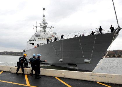 US Navy 081210-N-5390M-038 Boatswain's Mate 2nd Class Lowmikico Sellers, Boatswain's Mate 3rd Class Jacob Beard and Gunner's Mate 3rd Class Andrew Naff prepare to moor USS Freedom (LCS 1)