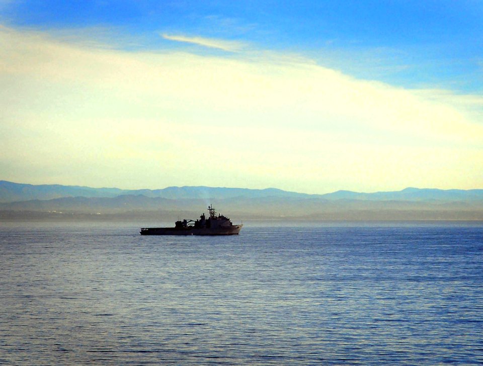 US Navy 081211-N-4774B-045 USS Comstock (LSD 45) performs maneuvers off the coast of southern California