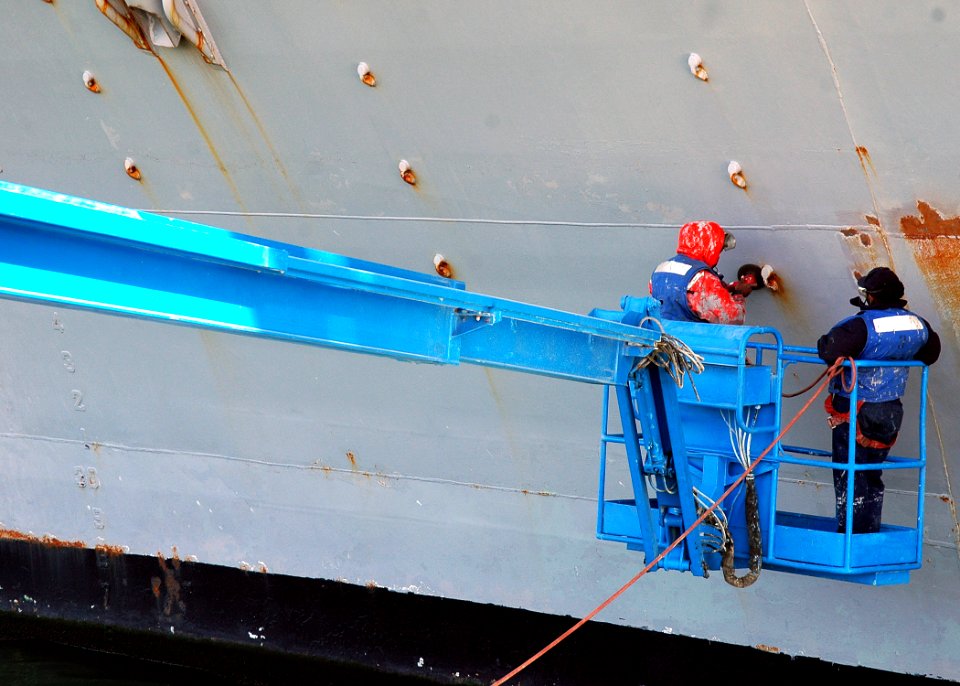 US Navy 081217-N-5681S-007 Sailors perform preservation maintenance on the multi-purpose amphibious assault ship USS Iwo Jima (LHD 7)