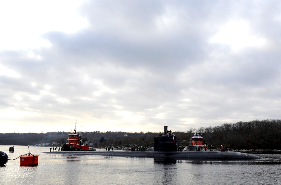 US Navy 081218-N-8467N-002 USS Providence (SSN 719) makes her way up the Thames River to her homeport of Submarine Base New London n time for the holidays