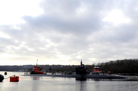 US Navy 081218-N-8467N-002 USS Providence (SSN 719) makes her way up the Thames River to her homeport of Submarine Base New London n time for the holidays photo