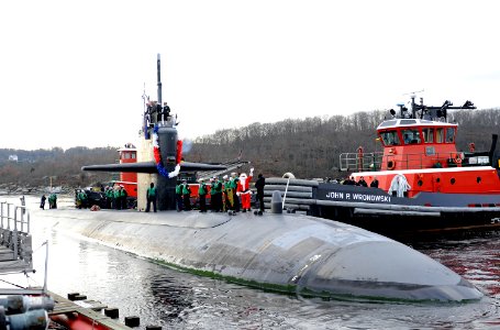 US Navy 081218-N-8467N-003 Santa waives to friends and family of the crew of the Los Angeles class submarine USS Providence (SSN 719)