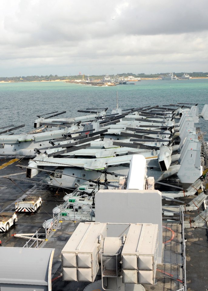 US Navy 110429-N-2908M-050 The amphibious assault ship USS Kearsarge (LHD 3) approaches the pier in Rota, Spain