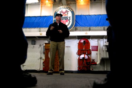 US Navy 090109-N-9818V-406 Master Chief Petty Officer of the Navy (MCPON) Rick D. West holds an all-hands call with the first class petty officers aboard USS Ashland (LSD 48) photo