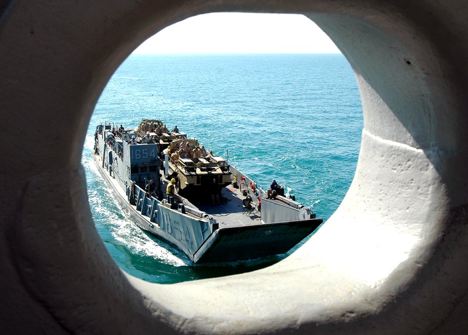 US Navy 090109-N-5681S-014 A landing craft utility approaches USS Iwo Jima (LHD 7)