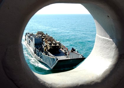 US Navy 090109-N-5681S-014 A landing craft utility approaches USS Iwo Jima (LHD 7)