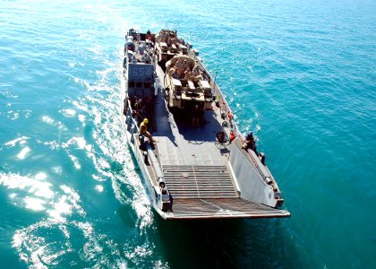 US Navy 090109-N-5681S-015 A landing craft utility approaches USS Iwo Jima (LHD 7)