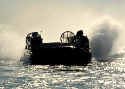 US Navy 090116-N-3392P-045 A landing craft air cushion from Assault Craft Unit (ACU) 4 approaches the amphibious dock landing ship USS Carter Hall (LSD 50) photo