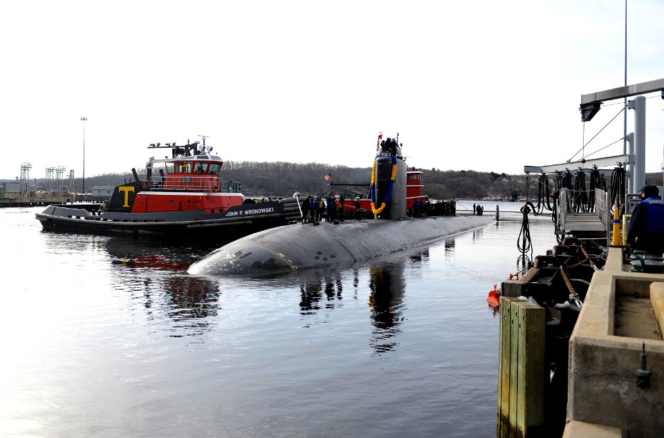 US Navy 090110-N-8467N-001 The fast-attack submarine USS Alexandria (SSN 757) pulls into Submarine Base New London after completing a scheduled six-month deployment in the U.S. Central Command area of responsibility