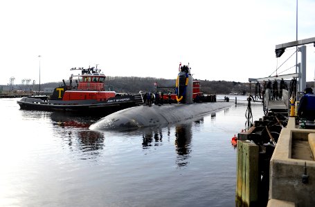 US Navy 090110-N-8467N-001 The fast-attack submarine USS Alexandria (SSN 757) pulls into Submarine Base New London after completing a scheduled six-month deployment in the U.S. Central Command area of responsibility photo