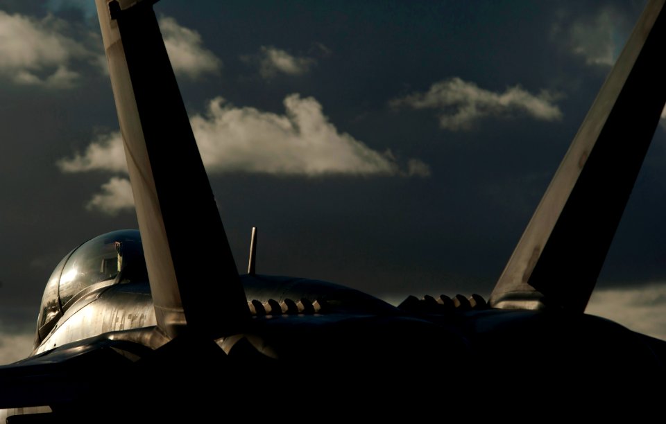 US Navy 110531-N-DR144-100 An F-A-18F Super Hornet is on the flight deck of USS Carl Vinson (CVN 70)