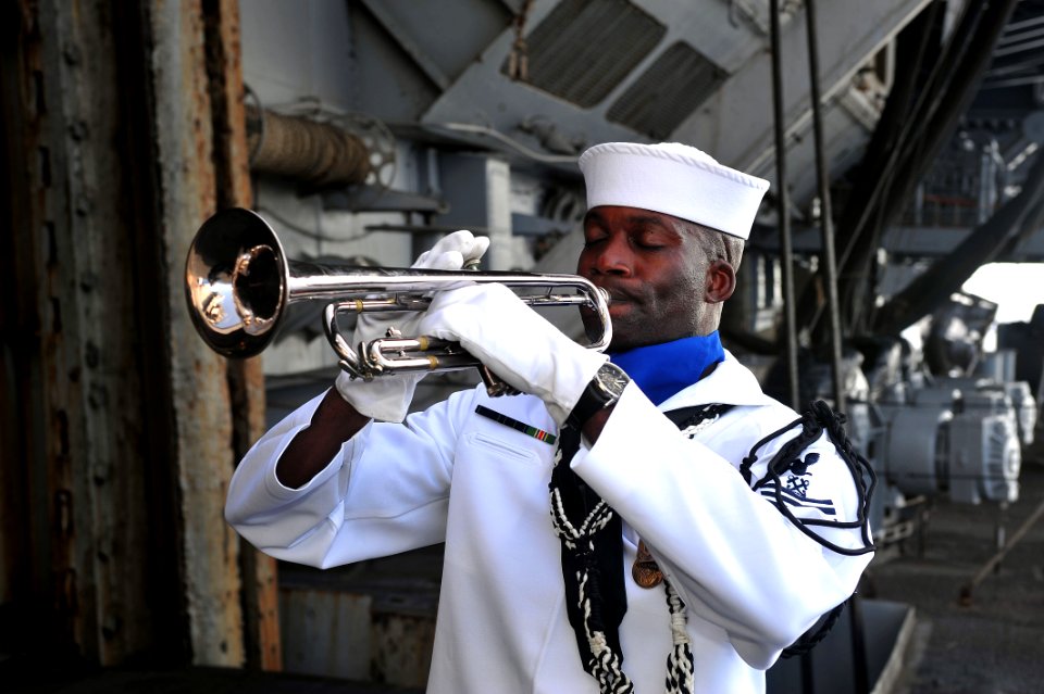 US Navy 110527-N-CH661-061 Boatswain's Mate 1st Class Timothy W. Lumpkin plays