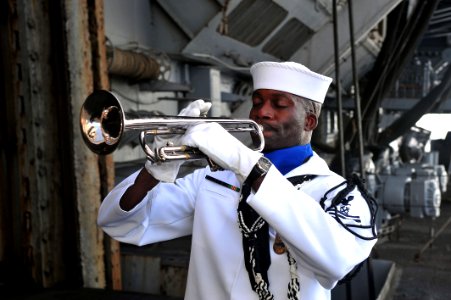 US Navy 110527-N-CH661-061 Boatswain's Mate 1st Class Timothy W. Lumpkin plays