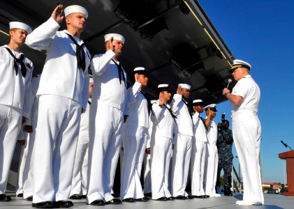 US Navy 110524-N-ZB612-026 Chief of Naval Operations (CNO) Adm. Gary Roughead reenlists seven Sailors during an all-hands call