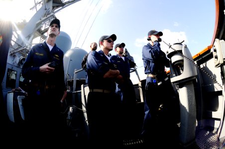 US Navy 090117-N-7918H-013 Officers and enlisted personnel stand watch aboard the guided-missile destroyer USS Mahan (DDG 72) during a vertical replenishment with the Military Sealift Command fleet replenishment oiler USNS Tipp