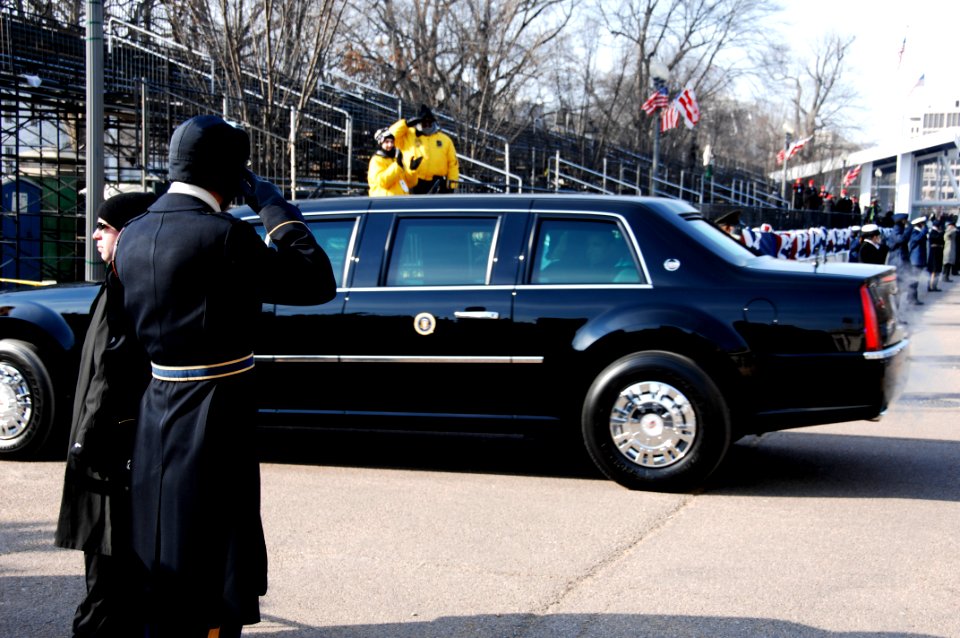 US Navy 090120-A-3085H-090 An Army Soldier salutes President Barack Obama