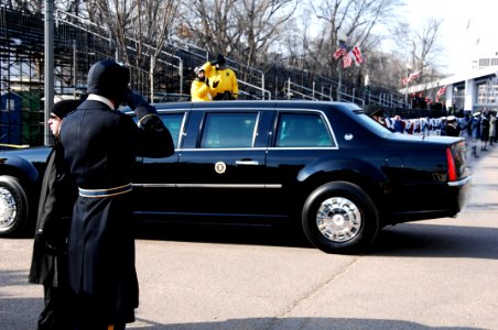 US Navy 090120-A-3085H-090 An Army Soldier salutes President Barack Obama