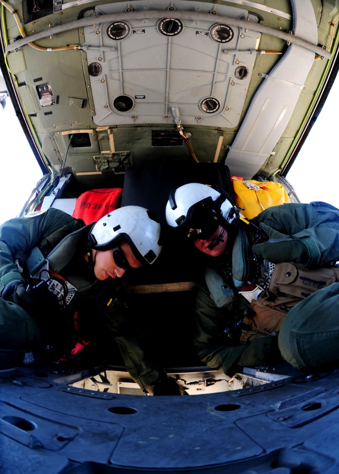 US Navy 110807-N-ED900-318 Crewmembers monitor supplies as they are carried during a vertical replenishment