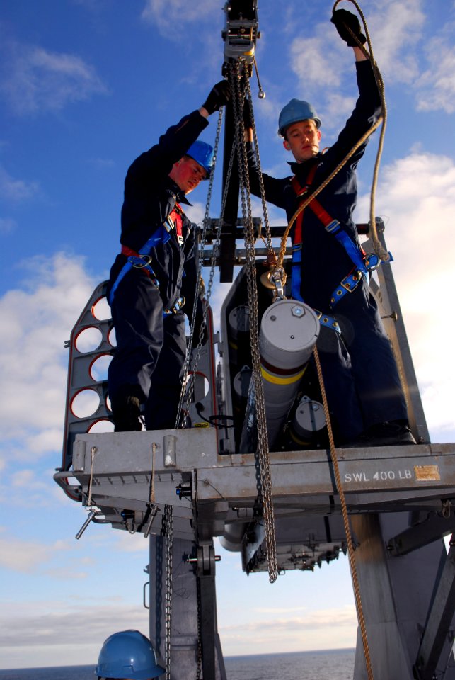 US Navy 090130-N-5215E-064 Fire Controlmen assigned to the amphibious assault ship USS Essex (LHD 2) load the Rolling Airframe Missile (RAM) system
