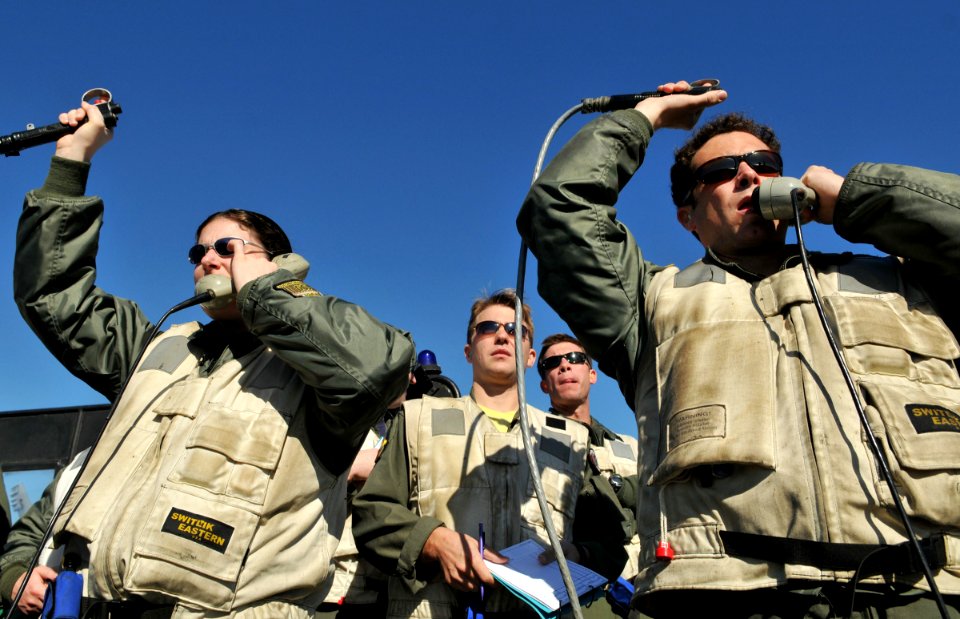 US Navy 090128-N-7981E-137 LSOs watch the final approach of incoming aircraft