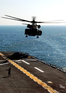 US Navy 090128-N-5681S-027 An MH-53 Sea Dragon lands aboard USS Iwo Jima (LHD 7)