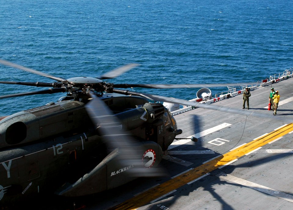 US Navy 090128-N-5681S-023 An MH-53 Sea Dragon lands aboard USS Iwo Jima (LHD 7)