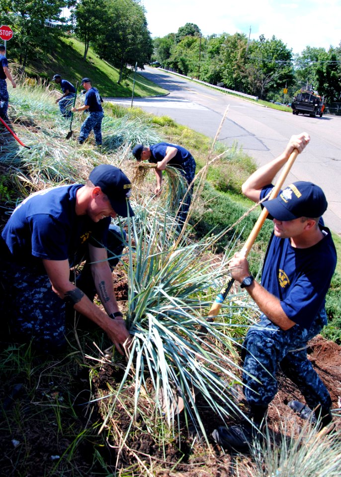 US Navy 110822-N-AU127-430 Chief selectees participate in an outreach program
