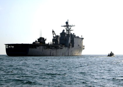 US Navy 090130-N-3392P-002 SS Carter Hall (LSD 50) conducts small boat operations