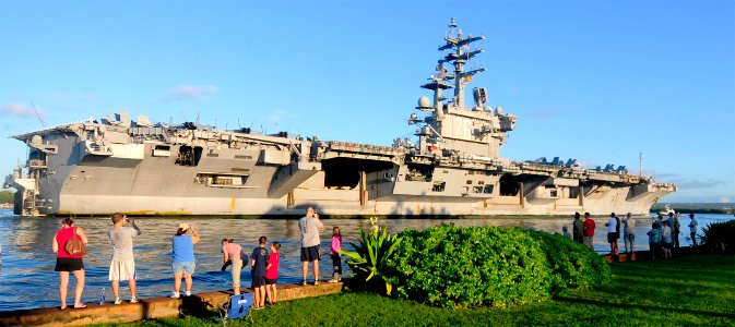 US Navy 110831-N-WX059-045 The Nimitz-class aircraft carrier USS Ronald Reagan (CVN 76) arrives at Joint Base Pearl Harbor-Hickam
