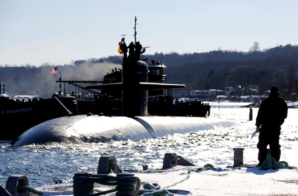 US Navy 090204-N-8467N-002 USS Pittsburgh (SSN 720) pulls into Submarine Base New London