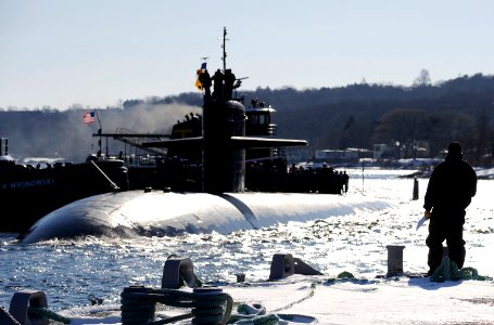 US Navy 090204-N-8467N-002 USS Pittsburgh (SSN 720) pulls into Submarine Base New London photo