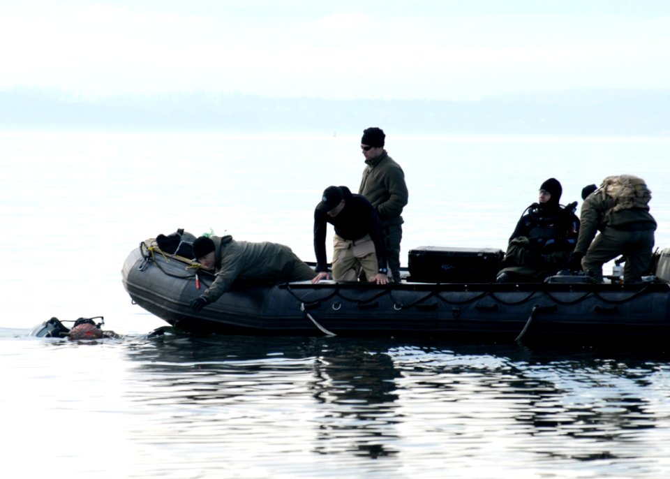 US Navy 090204-N-9860Y-002 Sailors from Explosive Ordnance Disposal Mobile Unit (EODMU) 11 conducts a simulated underwater mine removal in Crescent Harbor