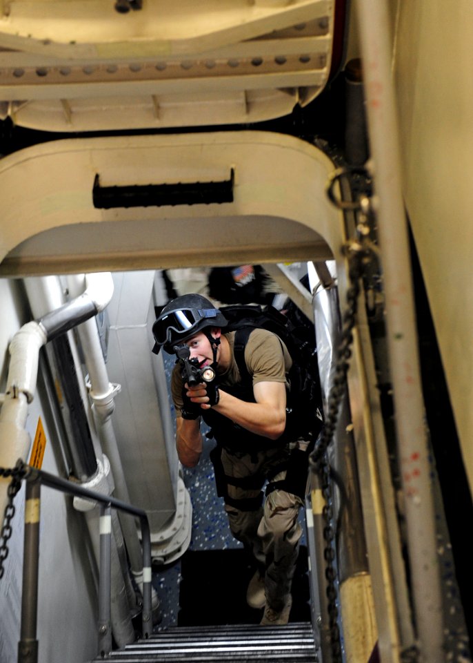 US Navy 111109-N-ED900-020 USS Pinckney VBSS teams practice movement drills