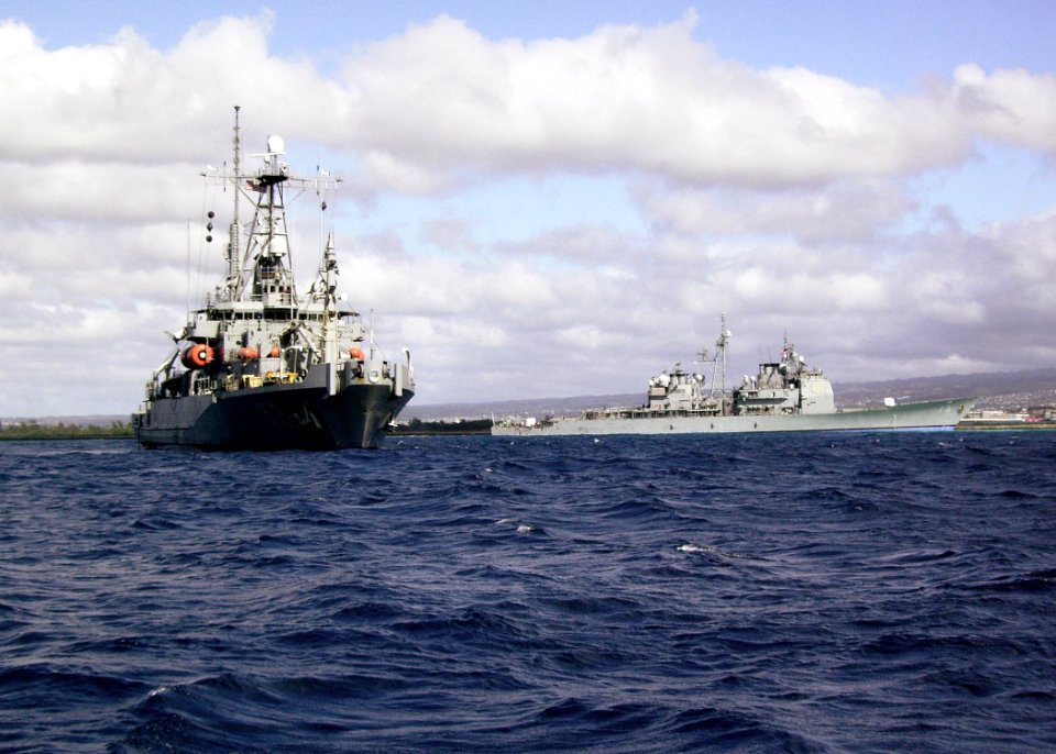 US Navy 090207-N-0000X-002 The Pearl Harbor-based guided-missile cruiser USS Port Royal (CG 73) ran aground Feb. 5 about a half-mile south of the Honolulu airport while off-loading personnel into a small boat