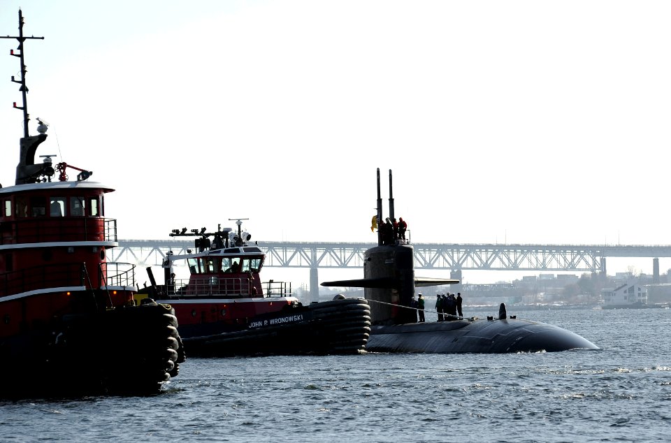 US Navy 090204-N-8467N-001 USS Pittsburgh (SSN 720) makes her way up the Thames River and home to Submarine Base New London