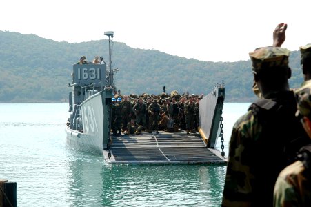 US Navy 090207-N-6692A-040 Landing Craft Utility (LCU) 1631 from Assault Craft (ACU) Unit 1 arrives in Sattahip, Thailand from the forward-deployed amphibious dock landing ship USS Tortuga (LSD 46) to offload Marines from the 3