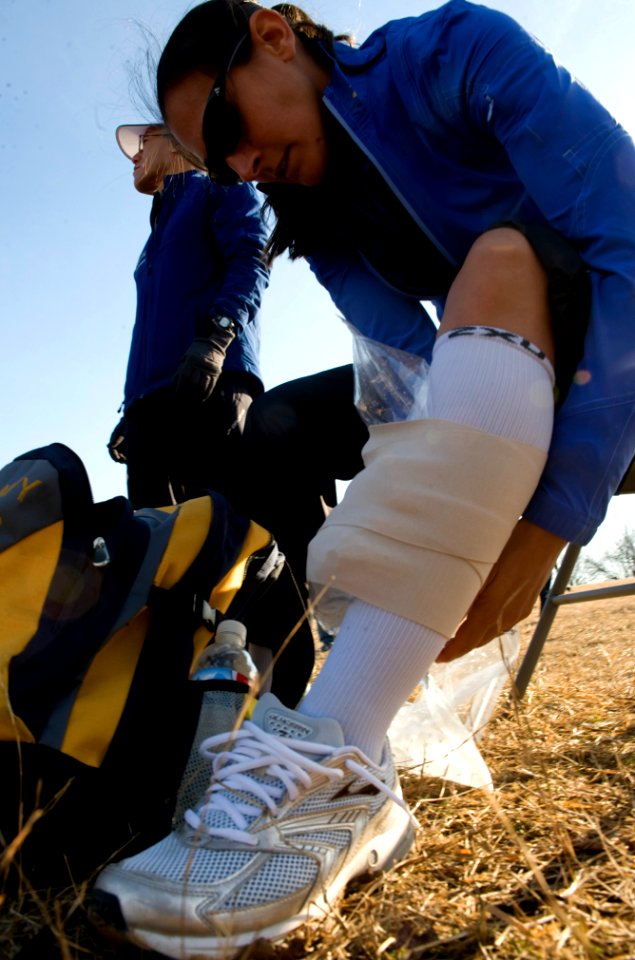 US Navy 090207-N-7090S-066 Lt. j.g. Gina Shaw treats shin splints by wrapping her leg in ice after her 8 Kilometer run after competing in the 2009 Armed Forces Cross Country Championship