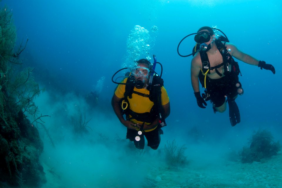 US Navy divers and Belizean Coast Guard divers work together during Southern Partnership Station '14 140626-N-IP743-305