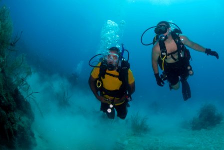 US Navy divers and Belizean Coast Guard divers work together during Southern Partnership Station '14 140626-N-IP743-305