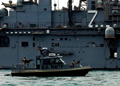 US Navy 090214-N-9671T-288 A port security boat approachesUSS Iwo Jima (LHD 7) while providing port security
