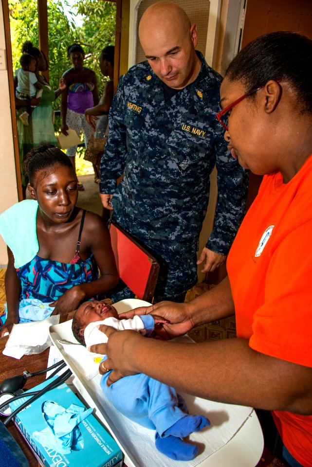 US Navy medical professionals work with Belizean medical professionals during Southern Partnership Station '14 140701-N-IP743-121