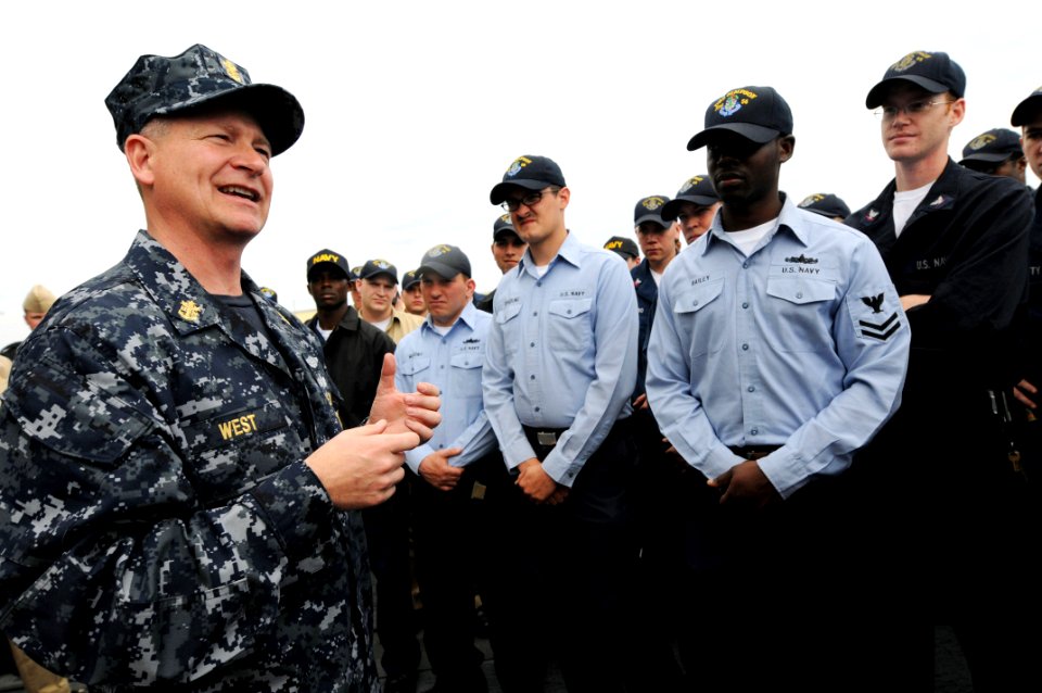 US Navy 090218-N-9818V-314 Master Chief Petty Officer of the Navy (MCPON) Rick West speaks with Sailors aboard the guided-missile frigate USS Simpson (FFG 56) during a tour of the ship