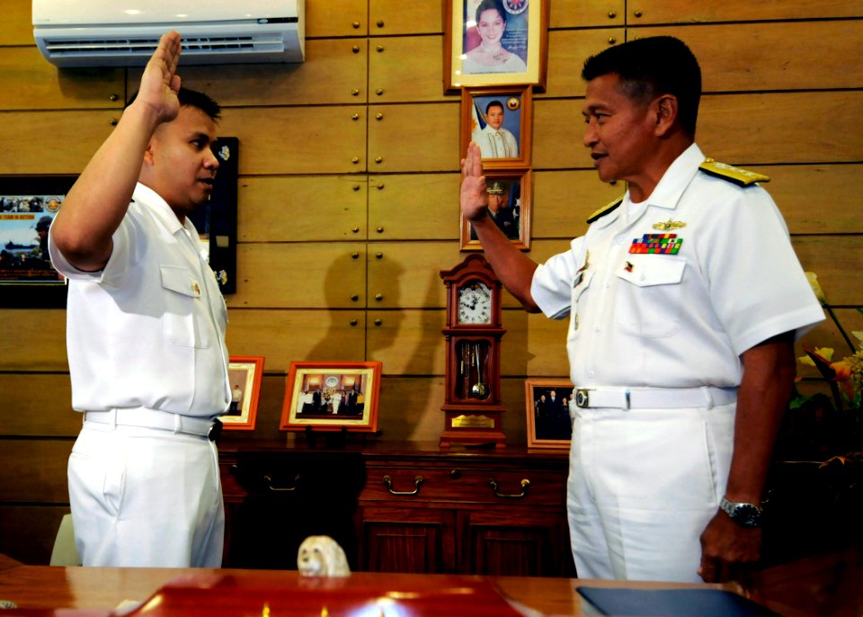 US Navy 090219-N-3830J-100 Culinary Specialist 1st Class Paul Arboleda, assignedto the amphibious command ship USS Blue Ridge (LCC 19), reenlists as Vice Adm. Ferdinand S. Golez, flag officer in command of the Philippine Navy,