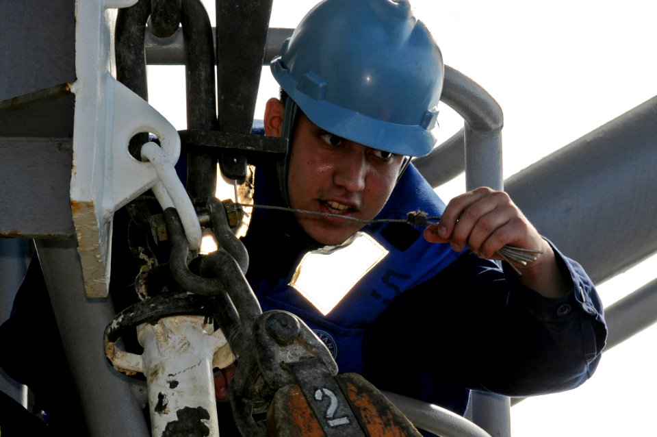US Navy 090217-N-7280V-076 Boatswain's Mate 3rd Class Irvin Gaitan rigs a pelican hook aboard the amphibious command ship USS Blue Ridge (LCC 19)