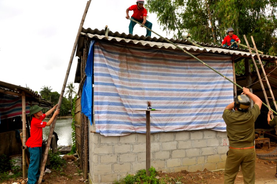 USAID and Save the Children support community evacuation drill and emergency preparedness in central Vietnam (8244700622)