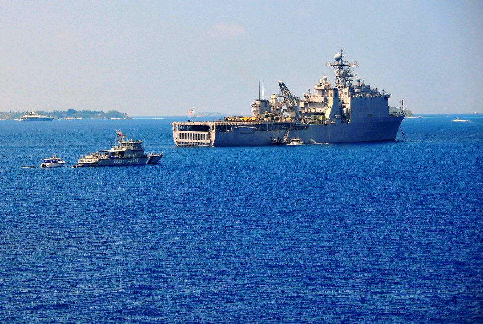 US Navy 090220-N-4774B-049 USS Comstock (LSD 45) anchors off the coast of Male